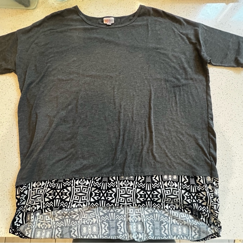 Lularoe Relaxed Gray and Black Patterned casual lagenlook Shirt